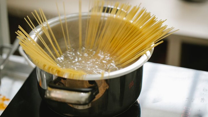 沸騰した鍋の中で広がるスパゲッティ