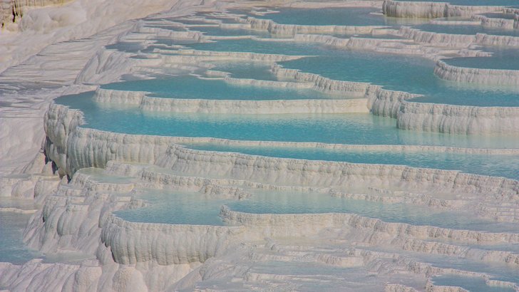 白い石灰質の棚状地形にたまった水