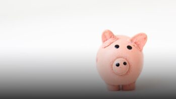 白い背景に置かれた貯金箱（ウォーターサーバー費用記事のアイキャッチ）