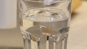 氷の入った水のグラス（ウォーターサーバー10社比較のアイキャッチ）