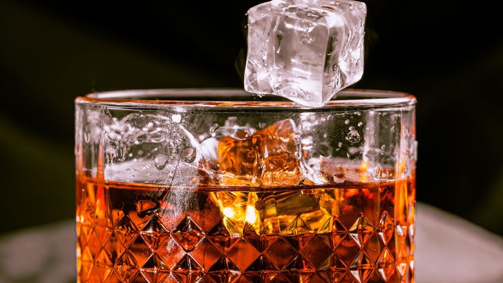 氷を入れたグラスに注がれた琥珀色の飲み物