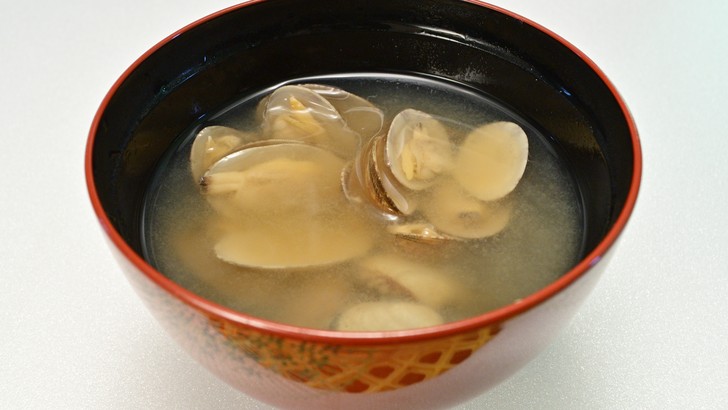 朱塗りのお椀に入ったアサリの味噌汁
