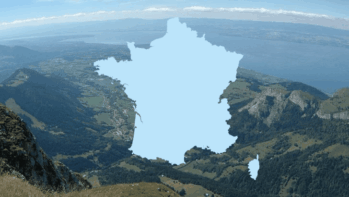 フランス国土の輪郭シルエットを重ねた、ダン・ドッシュ山頂から見おろすガヴォ高原とレマン湖の写真（エビアンの記事のアイキャッチ）