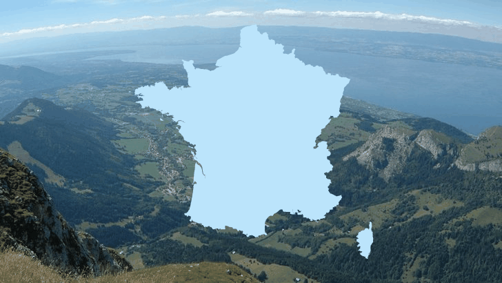 フランス国土の輪郭シルエットを重ねた、ダン・ドッシュ山頂から見おろすガヴォ高原とレマン湖の写真（エビアンの記事のアイキャッチ）
