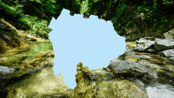 山梨県の地図輪郭を重ねた採水地シリーズのアイキャッチ。背景は北杜市白州町の尾白川渓谷・千ヶ淵