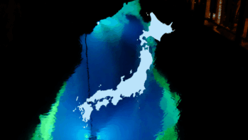 名水百選 外国人人気ランキング 2026年推計（龍泉洞地底湖の写真に日本列島の輪郭を重ねたアイキャッチ。背景写真：Vindlys／Wikimedia Commons／CC BY-SA 4.0）