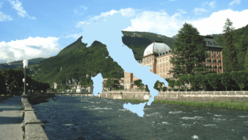 イタリア国土の輪郭シルエットを重ねた、ブレンボ川とサンペレグリノ・テルメの町並みの写真（サンペレグリノの記事のアイキャッチ）
