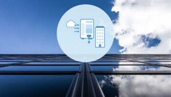 雲（空気）を取り込む空気製水装置と建物（施設）を並べた丸アイコン。背景はガラス張りのオフィスビルと青空