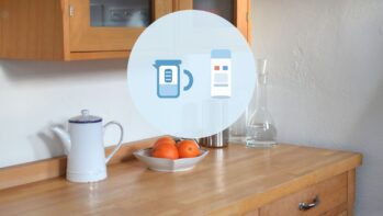 浄水ポットと浄水型ウォーターサーバーを並べて比べる丸アイコン。背景は木の台所カウンター