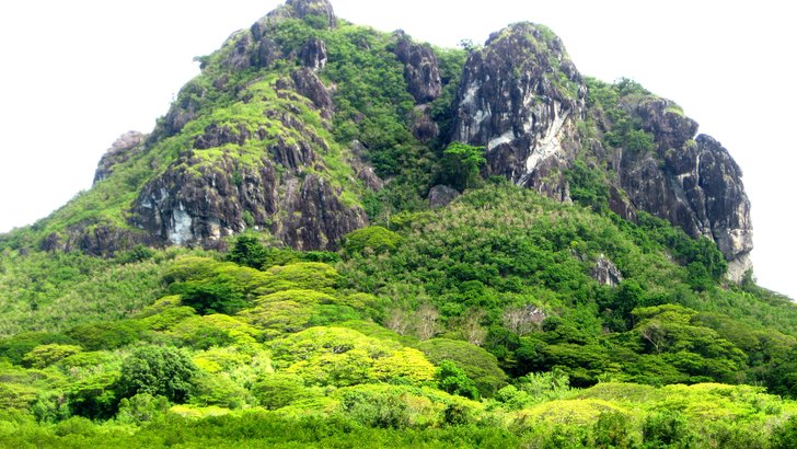 フィジー・ラキラキ地区のナバトゥ・ロック。熱帯の緑に覆われた火山岩の岩峰