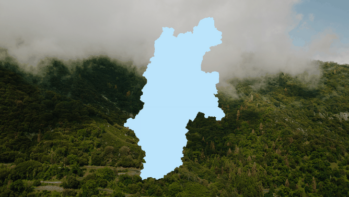 長野県の地図輪郭を重ねた日本の名水シリーズのアイキャッチ。背景は安曇野の森と雲