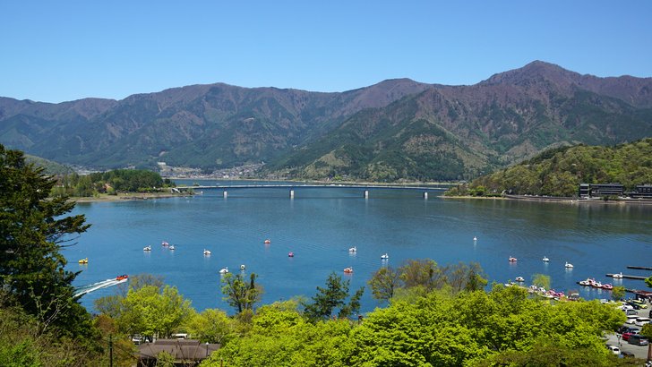 高台から見た河口湖。対岸の奥に御坂山地の稜線が連なる