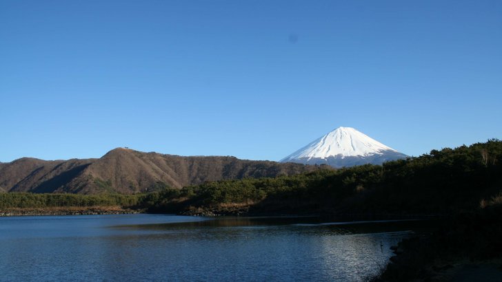 西湖の西端から望む湖面と、奥にそびえる富士山