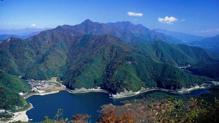 高台から見下ろした精進湖。奥に御坂山地の山並みが連なる