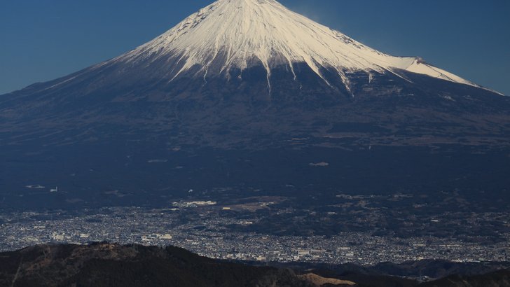 浜石岳から望む富士宮の市街地と、その背後にそびえる富士山