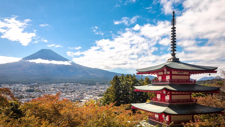 新倉山浅間公園の忠霊塔と富士山。塔の足元に富士吉田の市街地が広がる