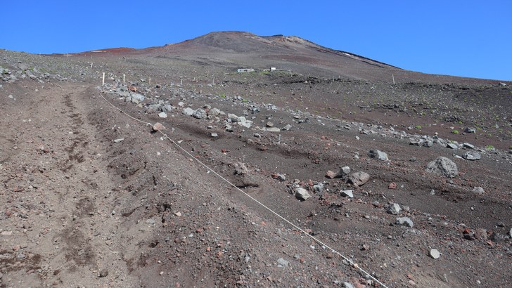 御殿場口の大砂走り。黒い火山砂礫の斜面が富士山の山頂へ向かって続く