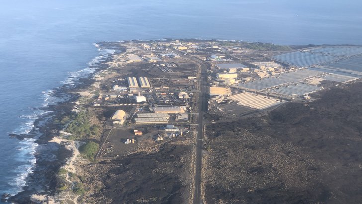 ハワイ島ケアホレ岬の空撮。溶岩原の岬にNELHA(ハワイ海洋科学技術パーク)の施設群が並び、その先にコナ沖の海が広がる