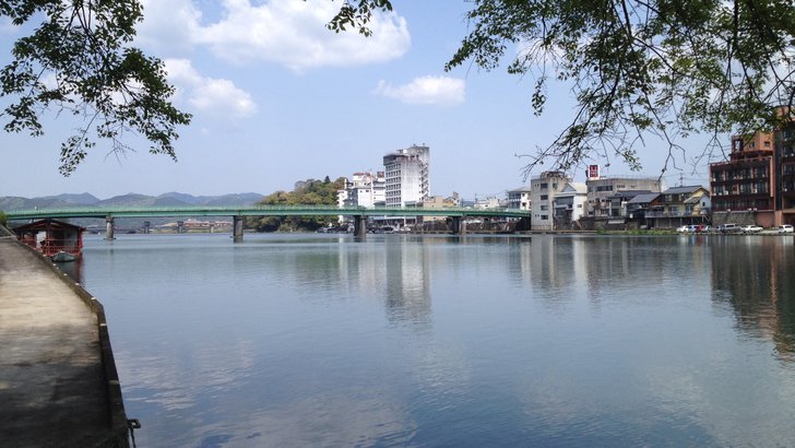日田市街を流れる三隈川。三隈大橋の下から隈地区と亀山公園方面を望む穏やかな川面