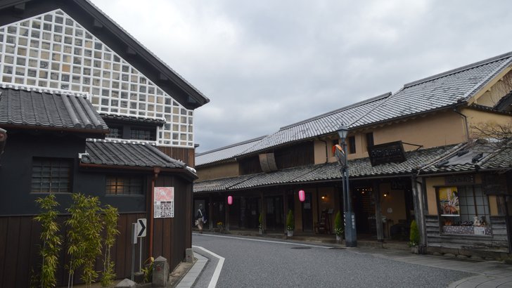 日田市豆田町の町並み。なまこ壁の商家と瓦屋根が通りに沿って続く