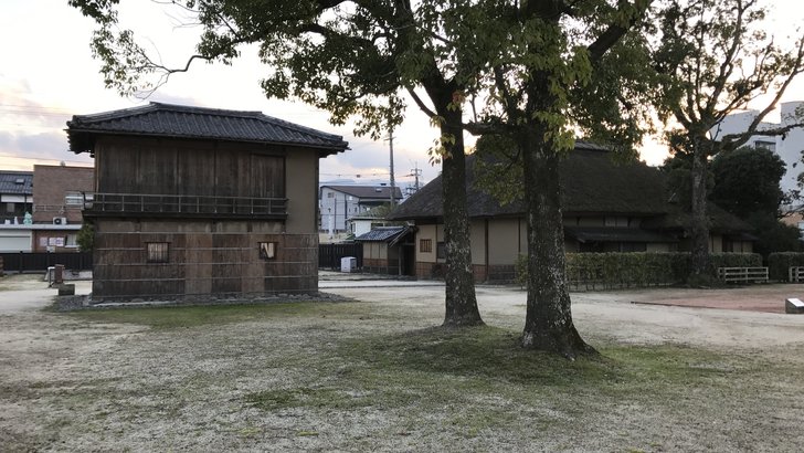 日田市の咸宜園跡。左に二階建ての遠思楼、右に茅葺の秋風庵が建つ