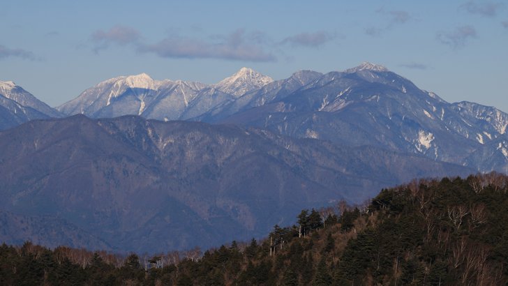 雪をかぶった甲斐駒ヶ岳・アサヨ峰・鳳凰山の山並み。手前に暗い針葉樹の尾根
