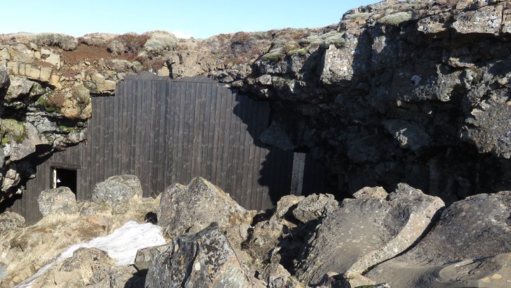 オルフス自治体にある溶岩洞ラウヴァルホゥルスヘトリルの入口。約5,000年前のレイティ溶岩の岩塊が積み重なる
