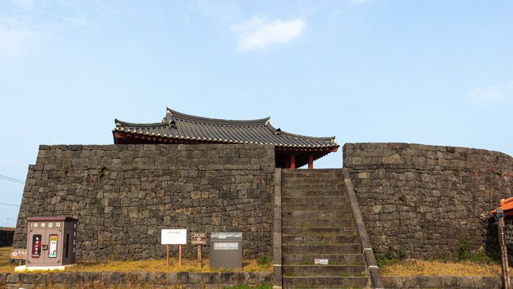 済州市朝天邑の朝天鎮城。玄武岩を積んだ城壁の上に瓦屋根の楼門が建つ