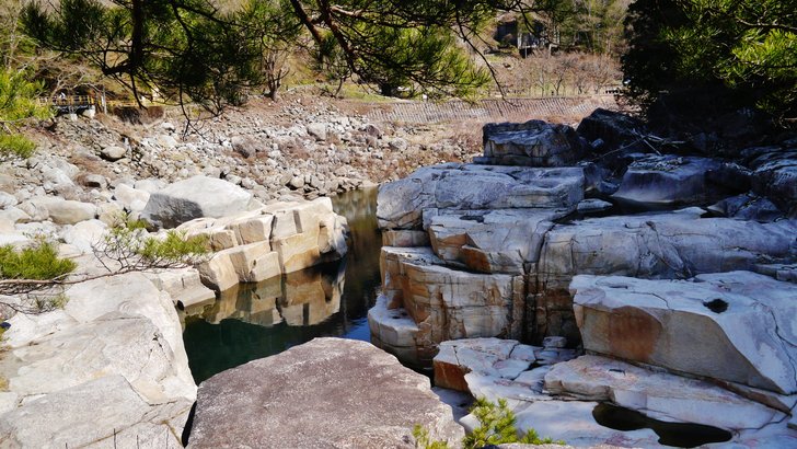 木曽川の寝覚の床。白い花崗岩の岩盤の間をエメラルド色の水が流れる
