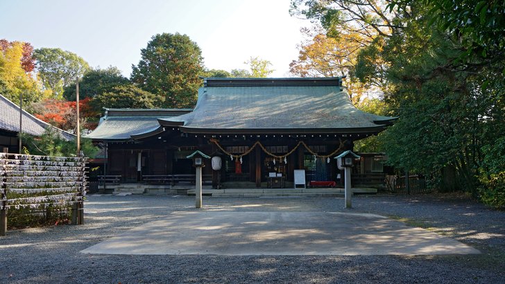 大阪府島本町の水無瀬神宮。石畳の先に拝殿が建つ