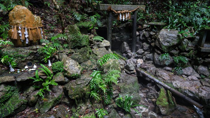 恵利原の水穴・天の岩戸の湧水と鳥居