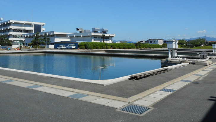 浄水場の緩速ろ過池と管理棟（愛知県豊橋市・小鷹野浄水場）