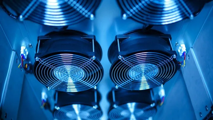 サーバー機器に取り付けられた冷却ファン