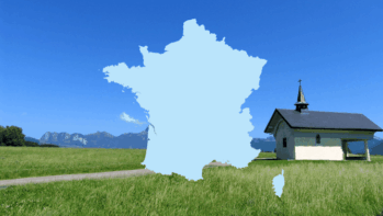 フランスの形のシルエットと、エビアンの水を育むガヴォ台地の草原と小さな礼拝堂、遠くのシャブレの山並み