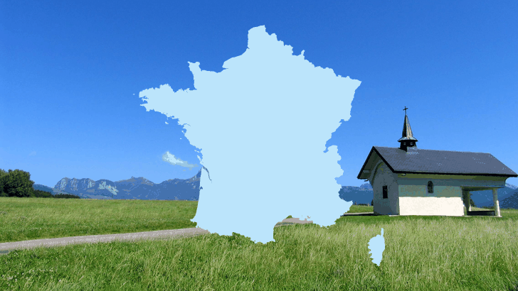 フランスの形のシルエットと、エビアンの水を育むガヴォ台地の草原と小さな礼拝堂、遠くのシャブレの山並み