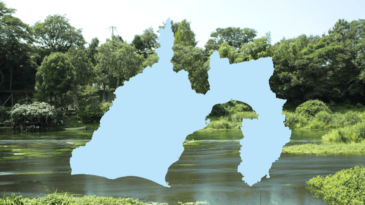 静岡県の形のシルエットと、緑の木々に囲まれた柿田川の澄んだ川面