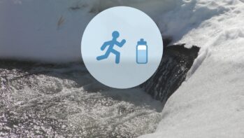 走る人とスポーツボトルのアイコン。背景は雪の中を流れる澄んだ川