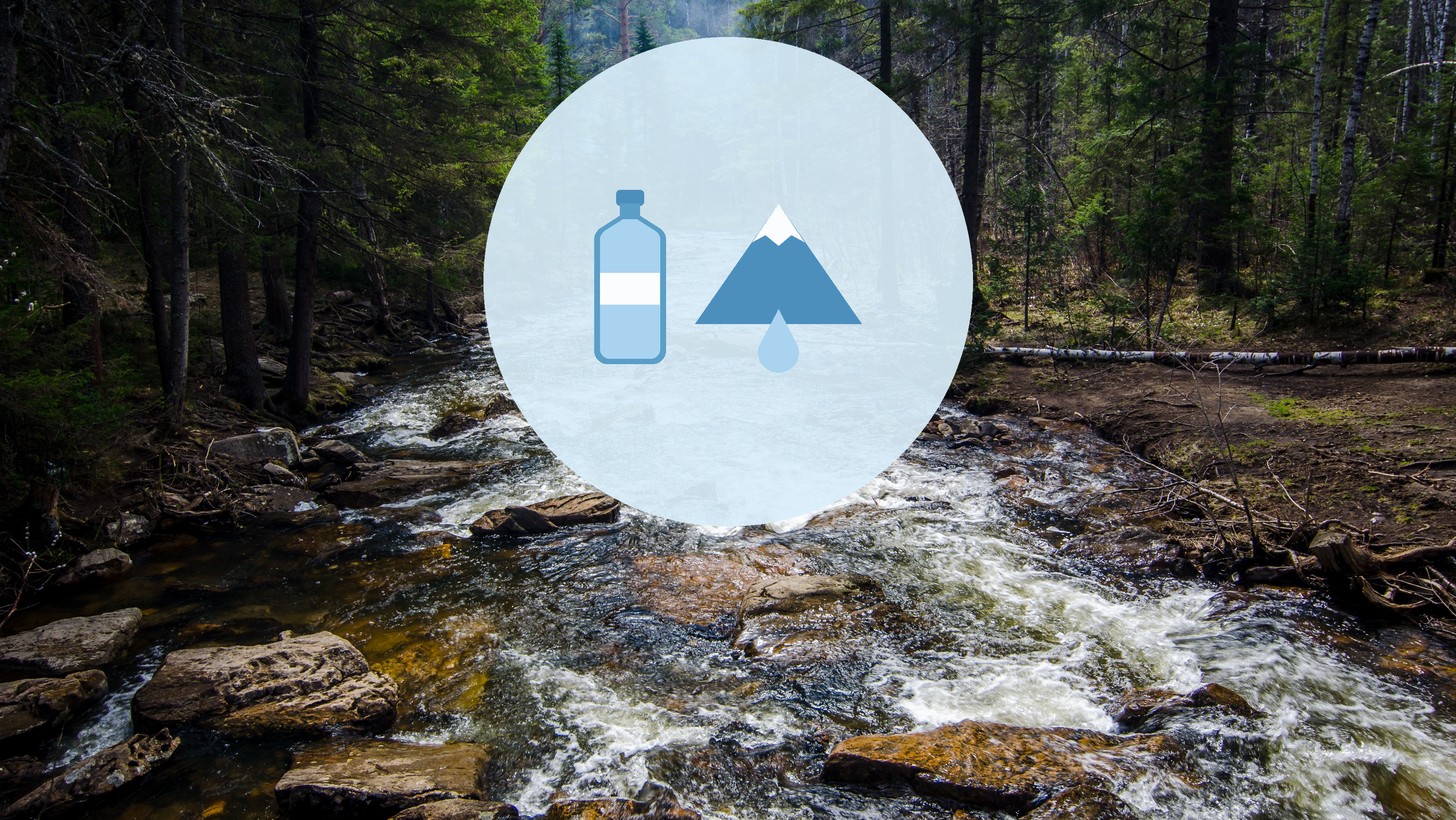 2L のペットボトルと、雪をかぶった山のふもとから湧く水のアイコン。背景は森の中を流れる渓流