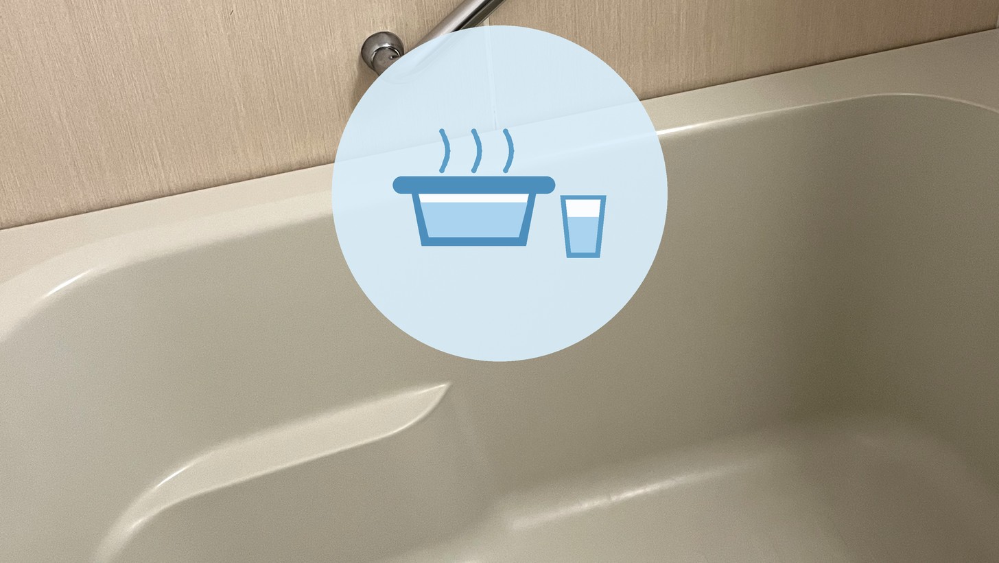 湯気の立つ浴槽と水の入ったコップのアイコン。背景は浴室の壁と手すりと浴槽