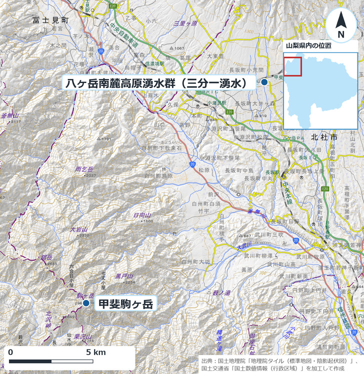 甲斐駒ヶ岳と、八ヶ岳南麓高原湧水群の三分一湧水の位置を示した地図。甲斐駒ヶ岳から北東へ尾白川が流れ、白州町の台ヶ原を通る