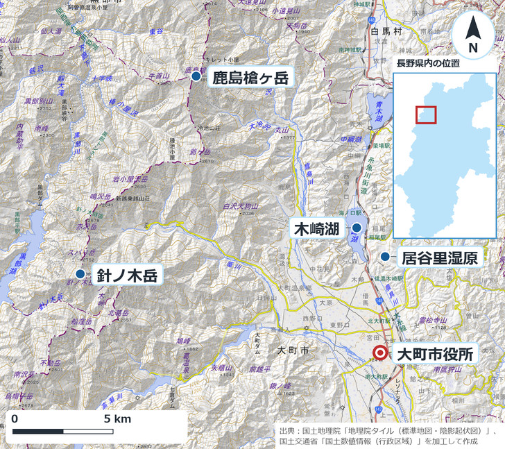 大町市役所、居谷里湿原、木崎湖、針ノ木岳、鹿島槍ヶ岳の位置を示した地図。市街の西に北アルプスの峰々が連なり、北東に居谷里湿原と木崎湖がある