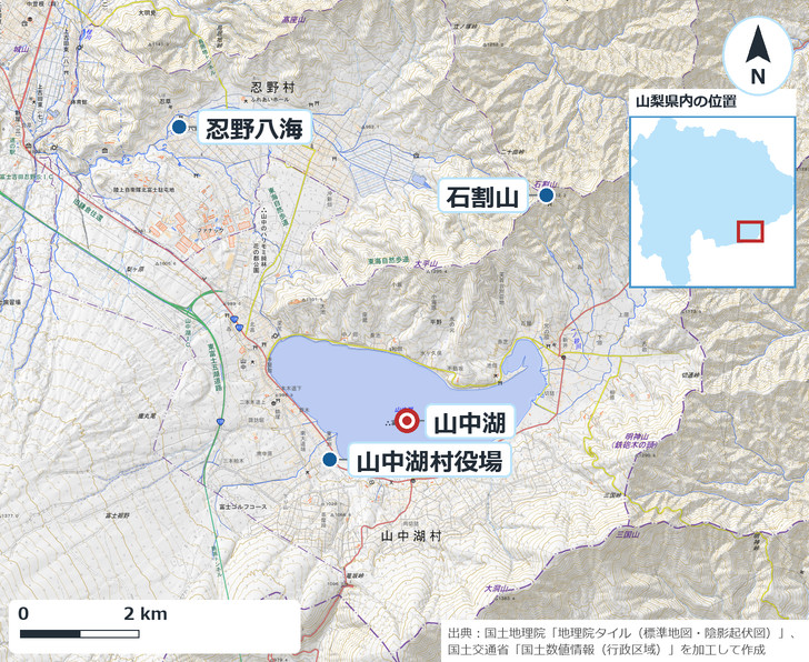 山中湖、山中湖村役場、石割山、忍野八海の位置を示した地図。忍野八海は山中湖の北西約5キロにある