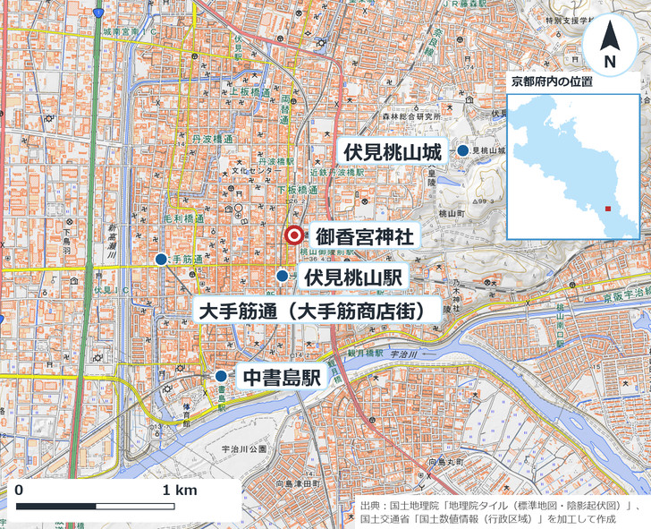 御香宮神社、大手筋通、伏見桃山駅、中書島駅、伏見桃山城の位置を示した地図。御香宮神社は伏見桃山駅の北東すぐ、大手筋通はその西に延び、伏見桃山城は北東約1キロの丘にある