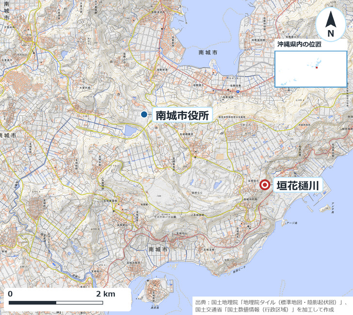 垣花樋川と南城市役所の位置を示した地図。垣花樋川は南城市役所の南東約3キロ、玉城垣花の集落から石畳道を下りた斜面にある